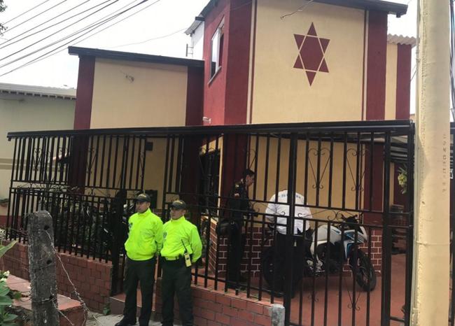 La Fiscalia Especializada ordeno la extincion de dominio a dos fincas Policias en a las afueras de un vivienda