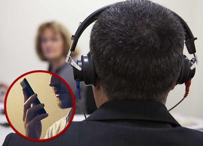 Queda en libertad presunto responsable de chuzadas a pilotos de ACDAC Persona de espaldas con unos audifonos