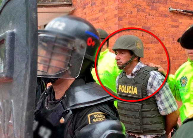 Pastor caminando escoltado para traslado de carcel