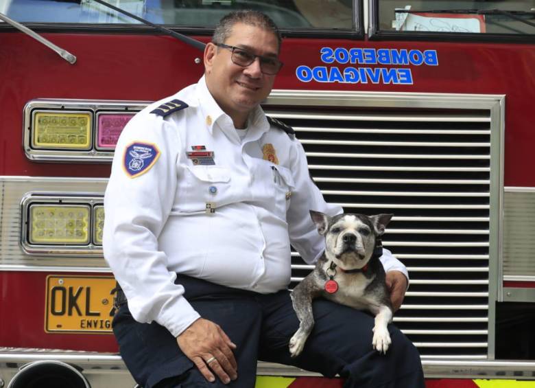 image for Perrita que ascendio a capitana de los bomberos de Envigado