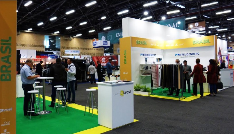 Mercado de insumos de cuero colombiano Personas en un salon de eventos