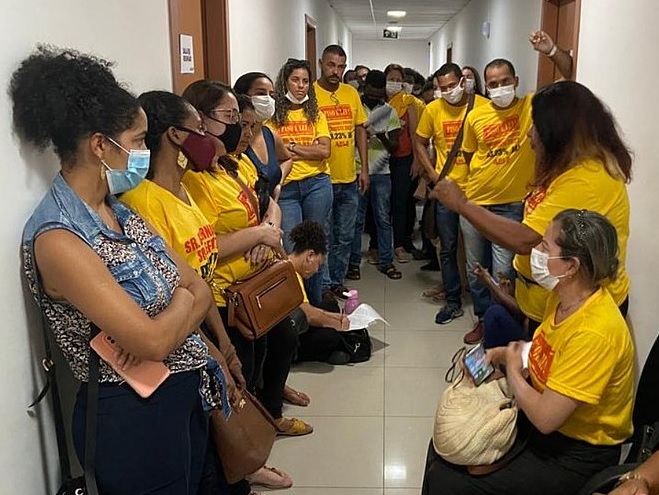 Professores desocupam Secretaria da Educação de Feira após horas de protesto image for Professores desocupam Secretaria da Educação de Feira após horas de protesto