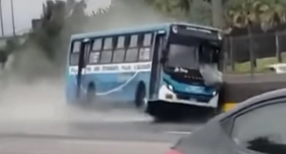 image for Bus se despista tras hacer carreras con otra unidad de la misma empresa