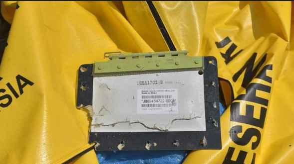 Encuentran caja negra de avion accidentado en Indonesia Caja negra recuperada en el mar despues de accidente de avion