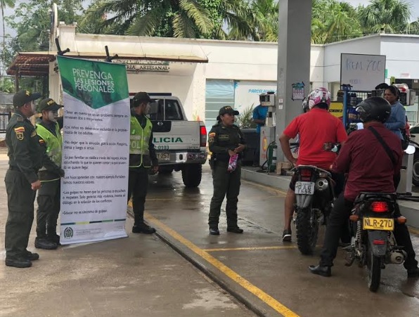 Policia contra las lesiones personales Personal de la policia en campañas en las calles de la ciudad