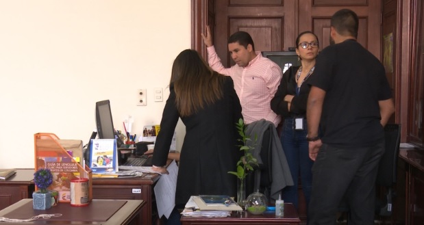 Corte Constitucional sorprende a funcionarios Personas en una oficina en una revision
