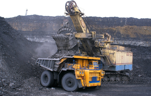 ONU Medio Ambiente lanzara una revision independiente Camion abasteciendo a otro con materiales