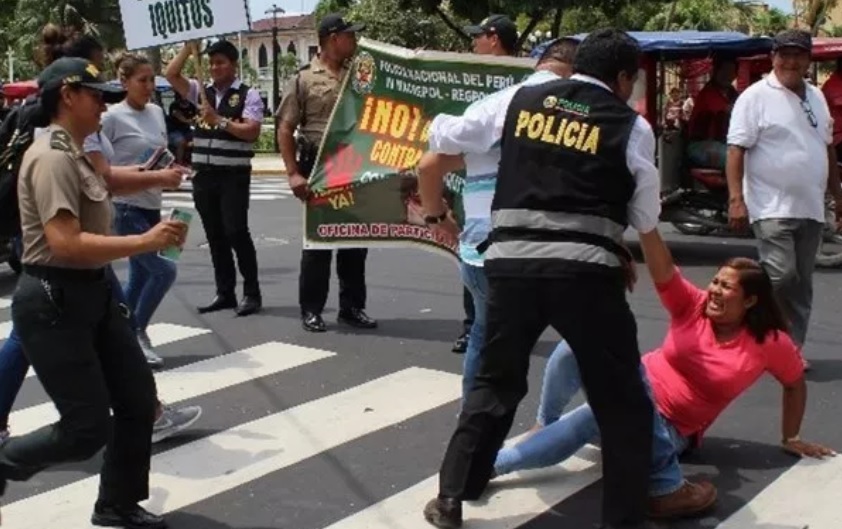 Personas en una dramatizacion de campañas en contra de la violencia de mujer 