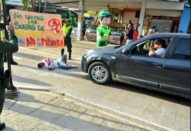 Policia en las calles de la ciudad en campañas