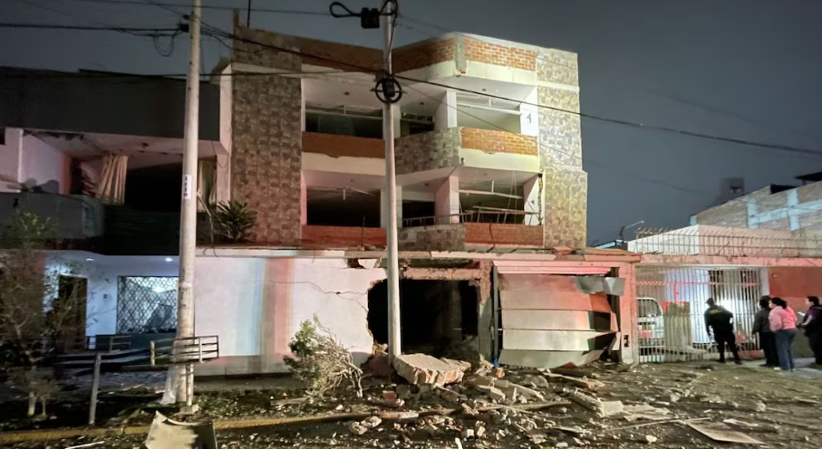 image for Detonan artefactos explosivos en Trujillo destruyendo inmueble