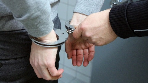 Policía Amazonas intensifica acciones contra delitos sexuales en Amazonas Personal de la policia conduciendo a un hombre esposado
