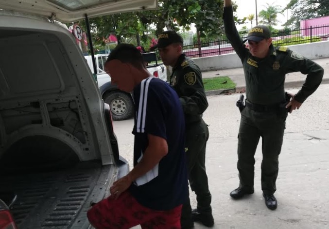 Capturas en la ciudad de Leticia Capturado al lado de dos oficiales de policia