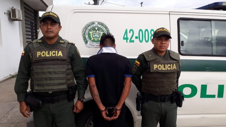 Operativos de amor y amistad en Malecon Personas con esposas siendo fotografiado de espaldas