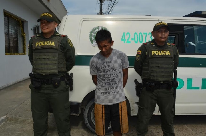 Una persona en el medio de dos policia