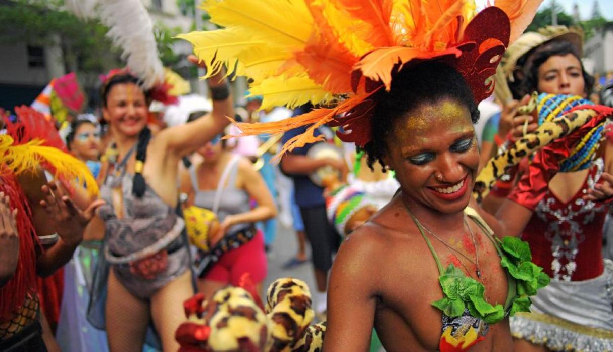 Personas en un carnaval