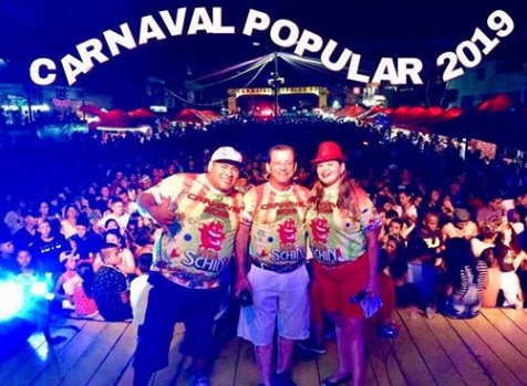 Foto do prefeito com artistas