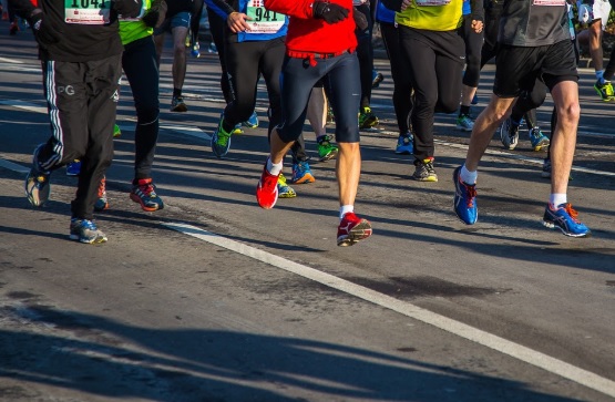 Carreras por el medio ambiente Personas corriendo en una calle