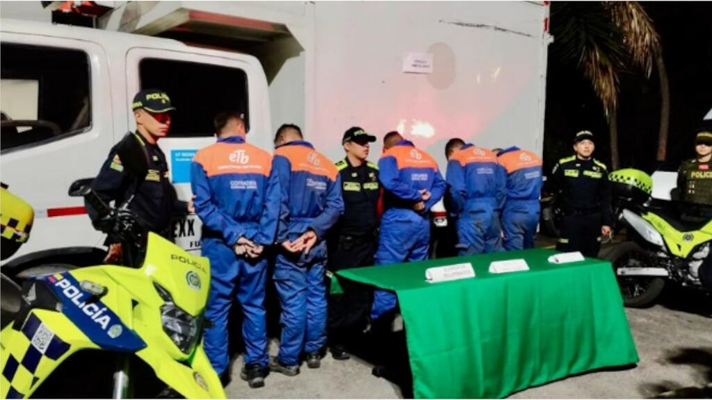 image for Cayo banda que portaban prendas exclusivas de la empresa ETB