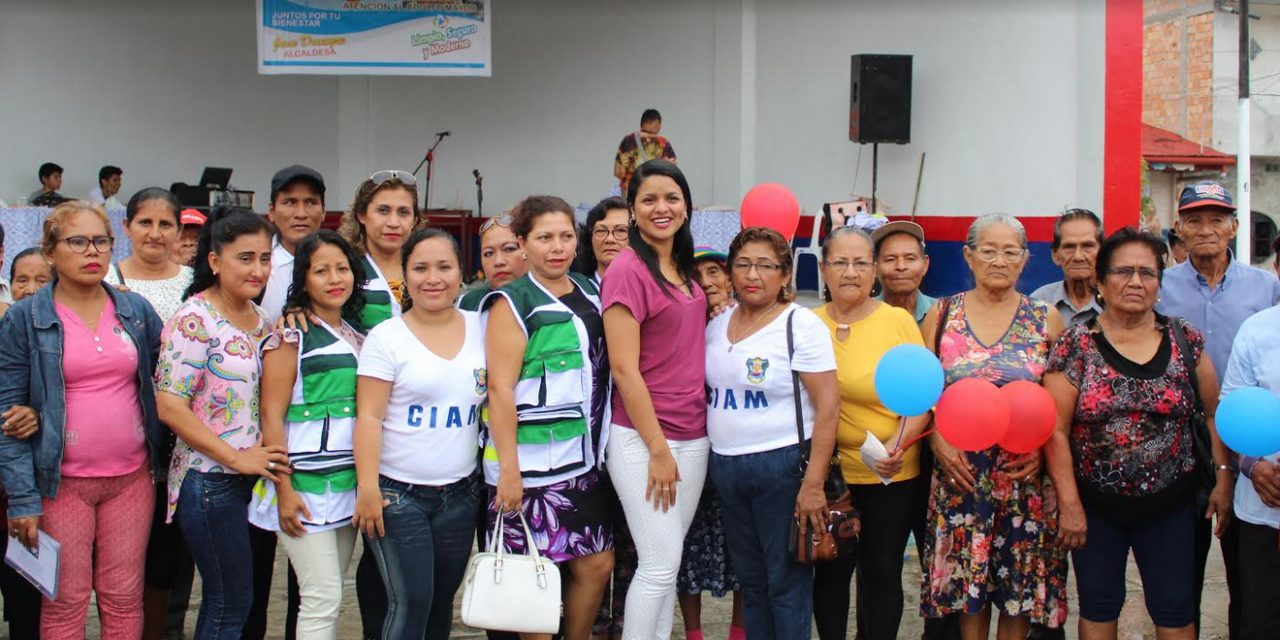 Personas en grupo listos para ser fotografiados 