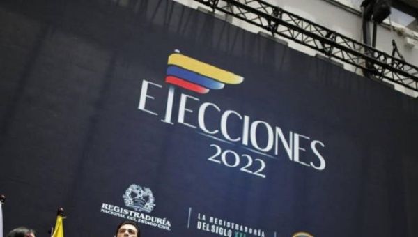 image for Colombianos salen a  elegir al próximo presidente