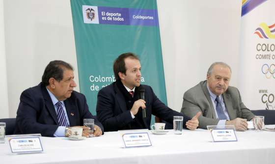 FIBA elige a Colombia para elaborar plan estratégico de baloncesto Ejecutivos en una rueda de prensa