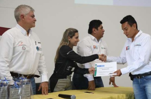 Coldeportes impacta el territorio nacional Personas en actos protocolarios en una oficina