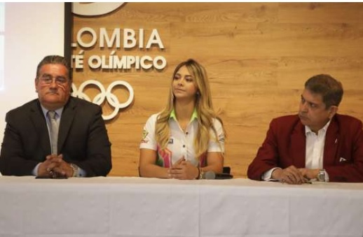Andrea Domínguez a marcar la historia de la motonáutica colombiana Tres personas en un escritorio en entrevista