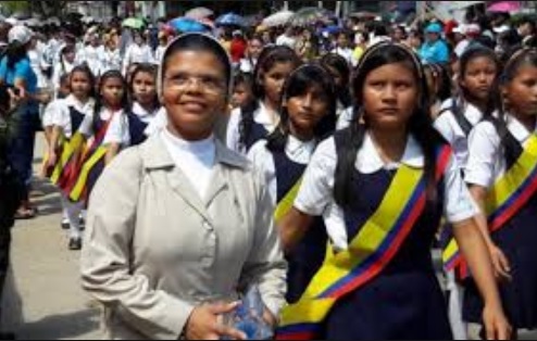 Escuela Normal escogida entre las 50 experiencias en educación inclusiva Estudiante y una monja en un desfile en Leticia