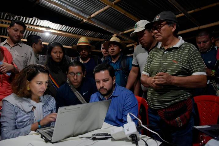 Lideres indigenas reanudan negociaciones este martes Personas en una mesa de negociaciones