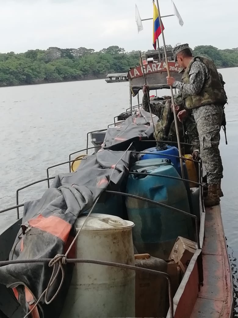 Personas en un bote con combustible incautado