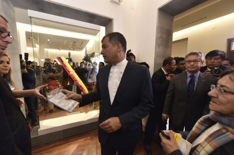 Rafael Corea con un grupo de personas
