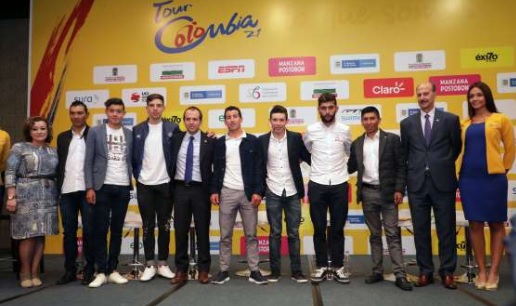 Personas en una hilera posando para una foto