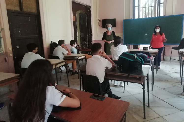 image for Nueva fiesta de uniformes y aprendizaje en Cuba