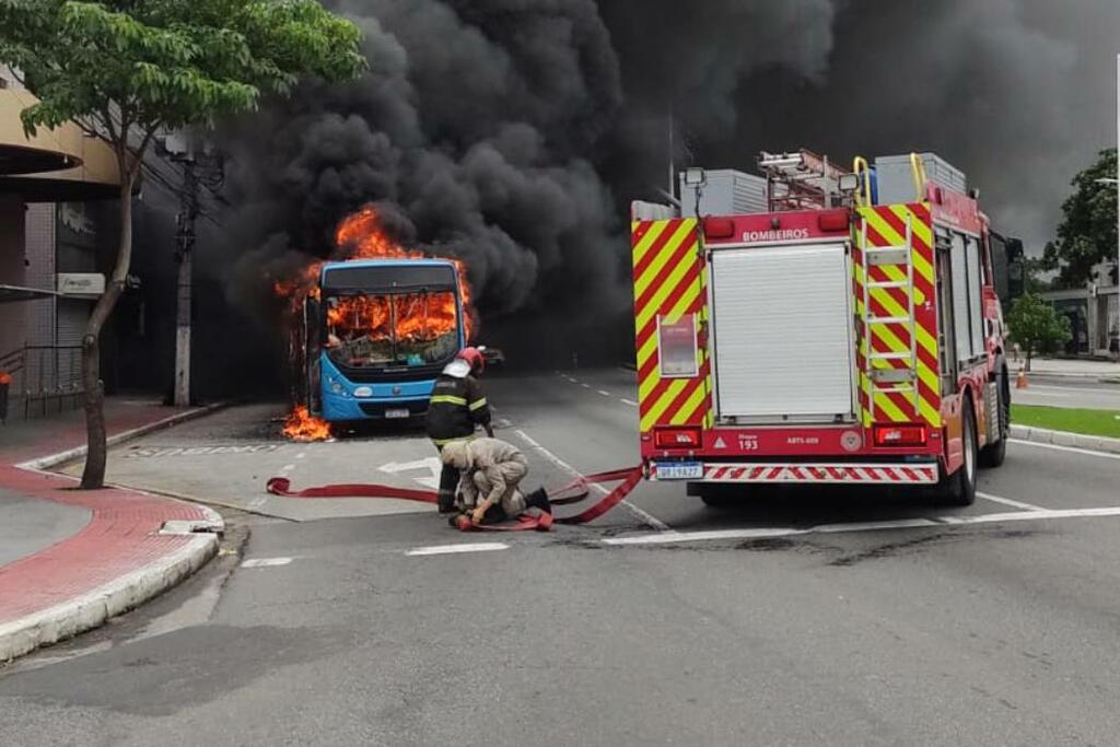 Ônibus do Transcol é incendiado na orla de Camburi image for Ônibus do Transcol é incendiado na orla de Camburi
