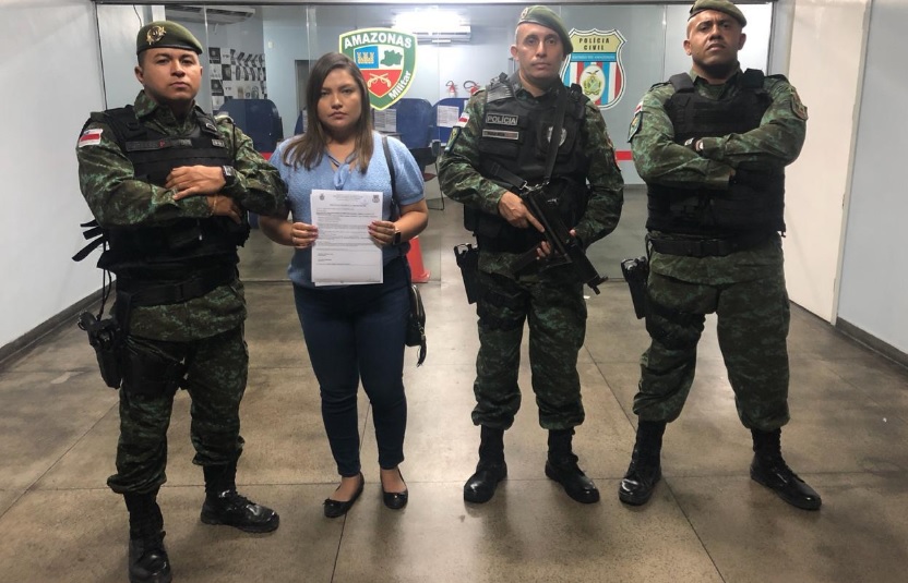  Polícias Militar do Amazonas ao lado de depotada