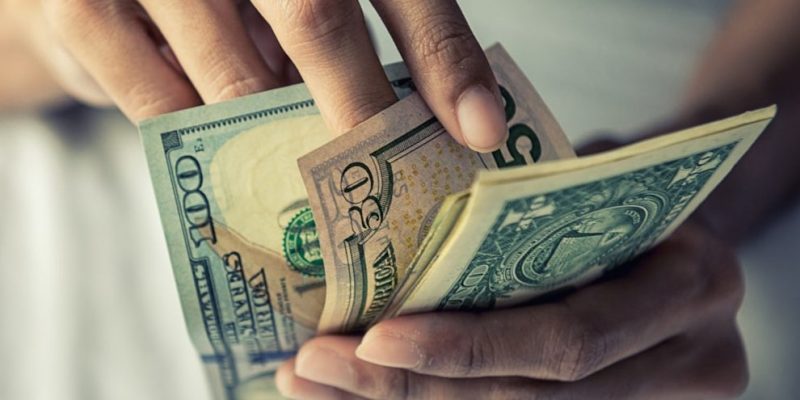 image for Dólar cierra la semana por encima de los 4 mil pesos