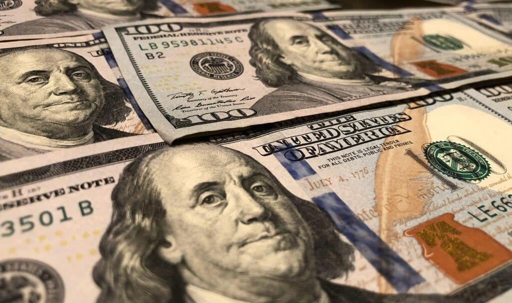 image for Hombre encontra bolsa con oro y dolares y lo devolve