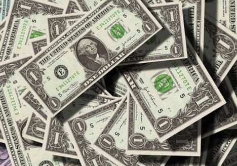 Capturo a 25 personas vinculadas a una estructura criminal Billetes de dolares en una mesa