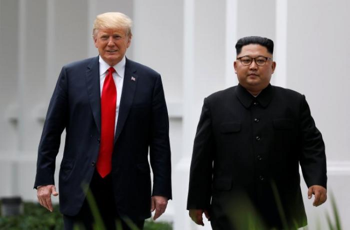 Presidente Trump y  Moon Jae-in caminando juntos