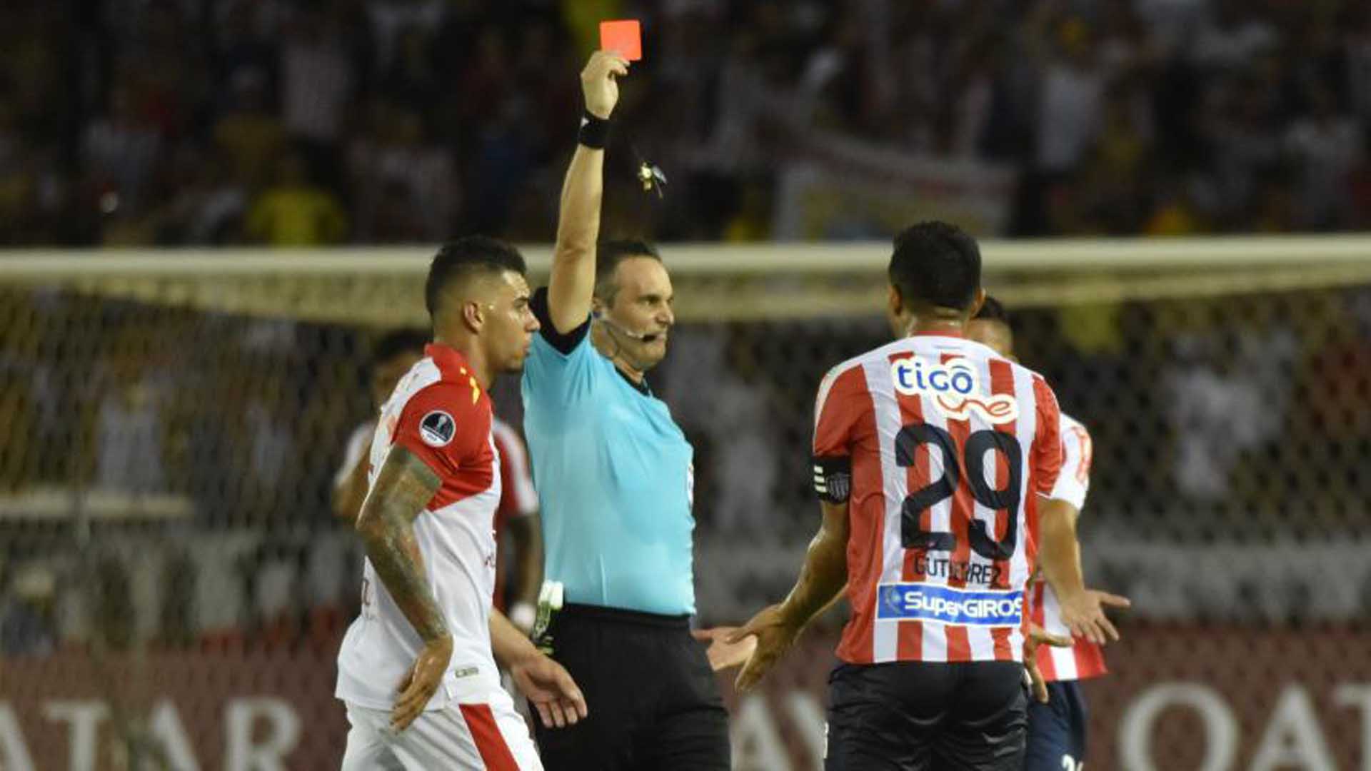 Jugadores en un partido de futbol