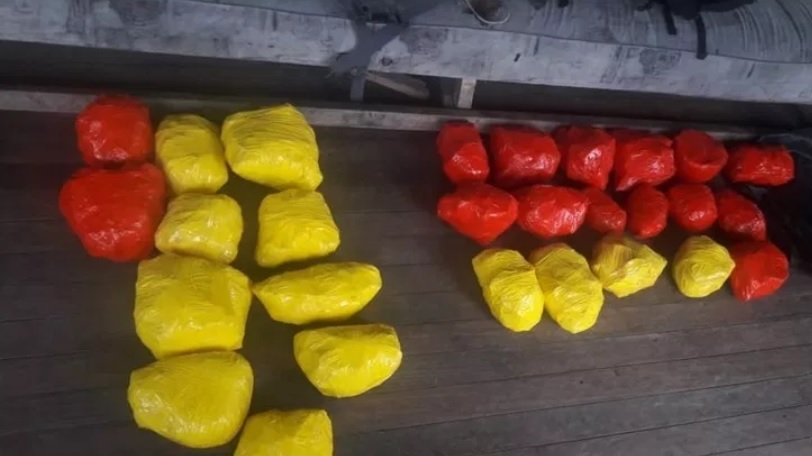 Incautacion de droga Paquetes de alcaloide en un bote