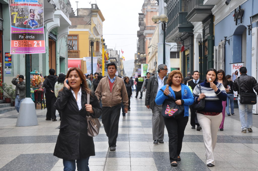 Mujeres caminando en calles peruanas