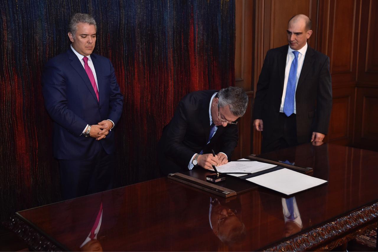 Duque posesiona al fiscal ad hoc, Leonardo Espinosa Quintero Presidente Ivan Duque posesiononando al fiscal ad hoc Leonard