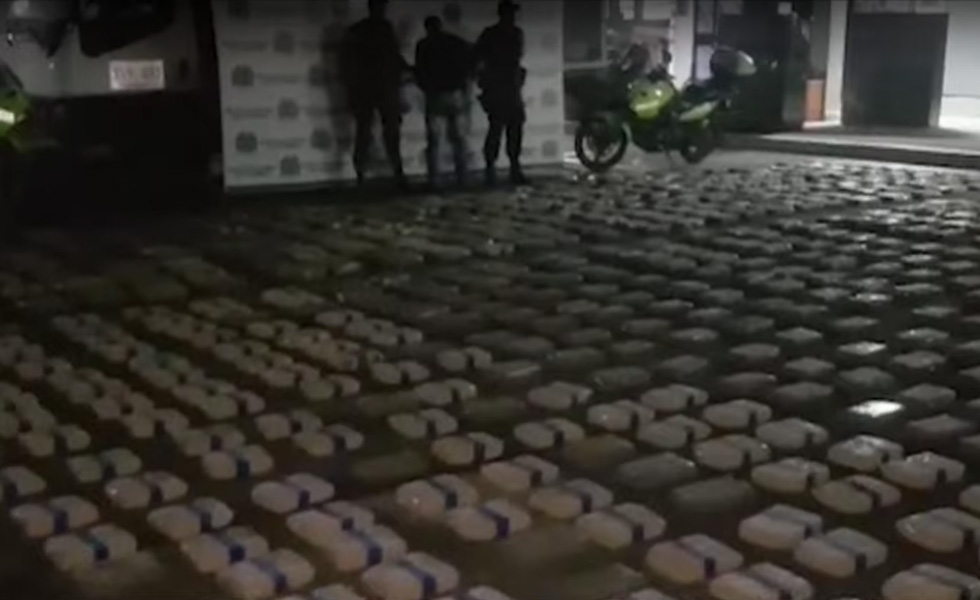 Marihuana incautada Paquetes de mariihuna organizados en fila