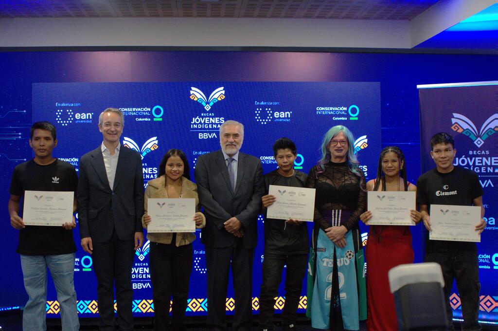 image for Cinco jóvenes indígenas reciben becas universitarias con acceso a tecnología e internet