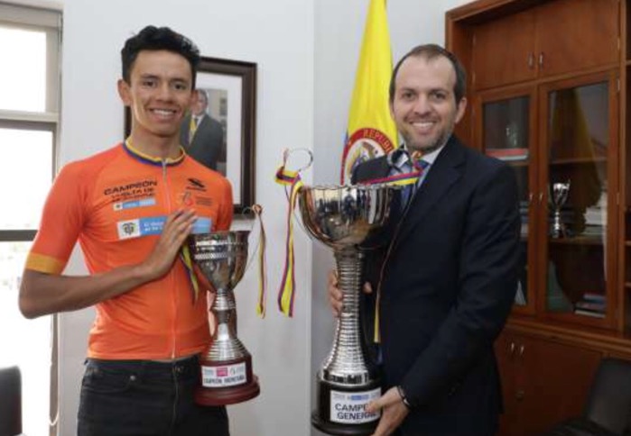 Director de Coldeportes con ciclista colombiano