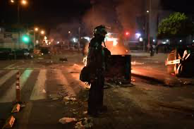 image for 72 civiles y 19 policía heridos | Noche violenta