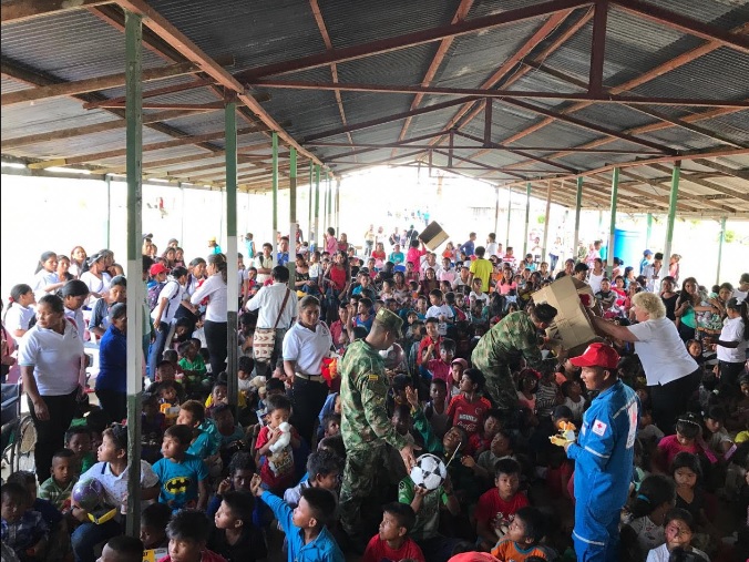 donaciones en distintas instituciones de la ciudad Personas en un reciento en recreacion