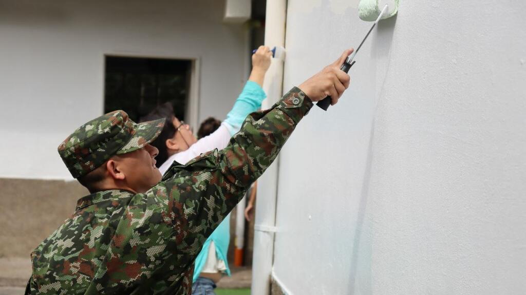 image for Ejército comprometido con la educación de los niños en Medellín