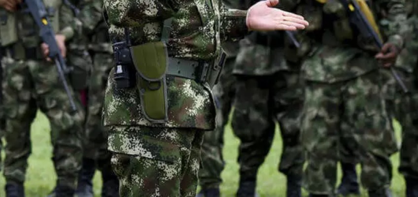 image for Hombres de la Policía y Ejército tras el máximo líder del Clan del Golfo
